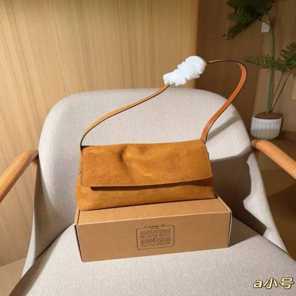 코치 스웨이드 플랩 숄더백