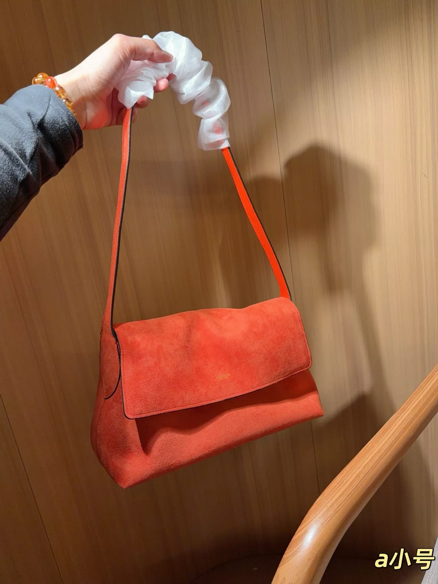 코치 스웨이드 플랩 숄더백 상세 이미지 3