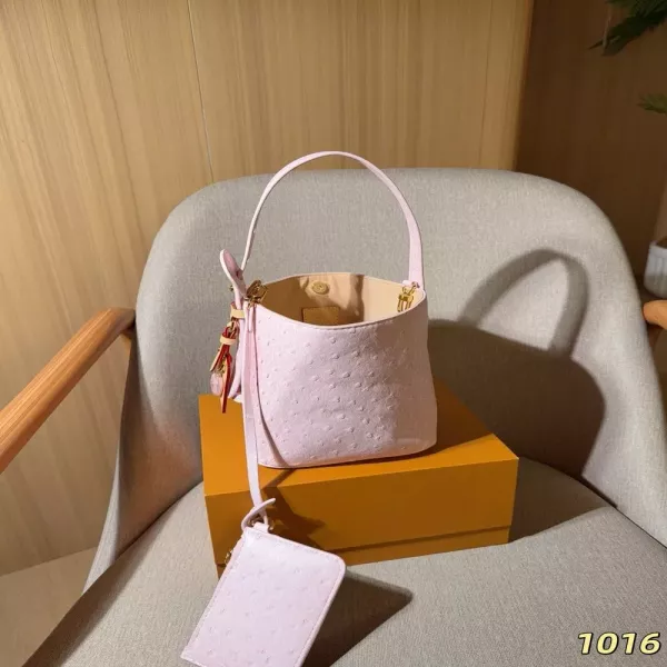 루이비통 오스트리치 가죽 버킷 스타일 백