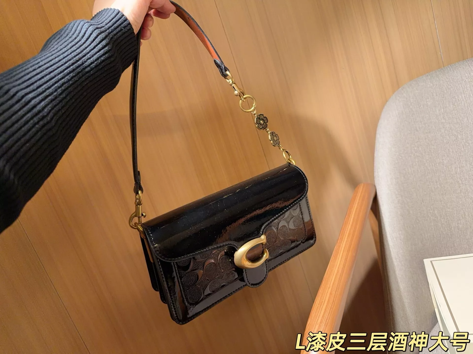코치 체인 스트랩 포인트 백 상세 이미지 12