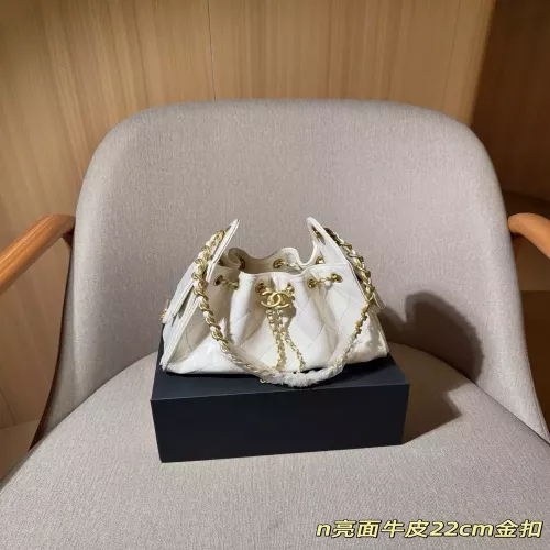 샤넬 미니 광택 소가죽 드로스트링 숄더백