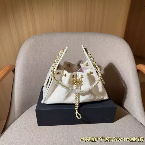 샤넬 광택 소가죽 드로스트링 숄더백