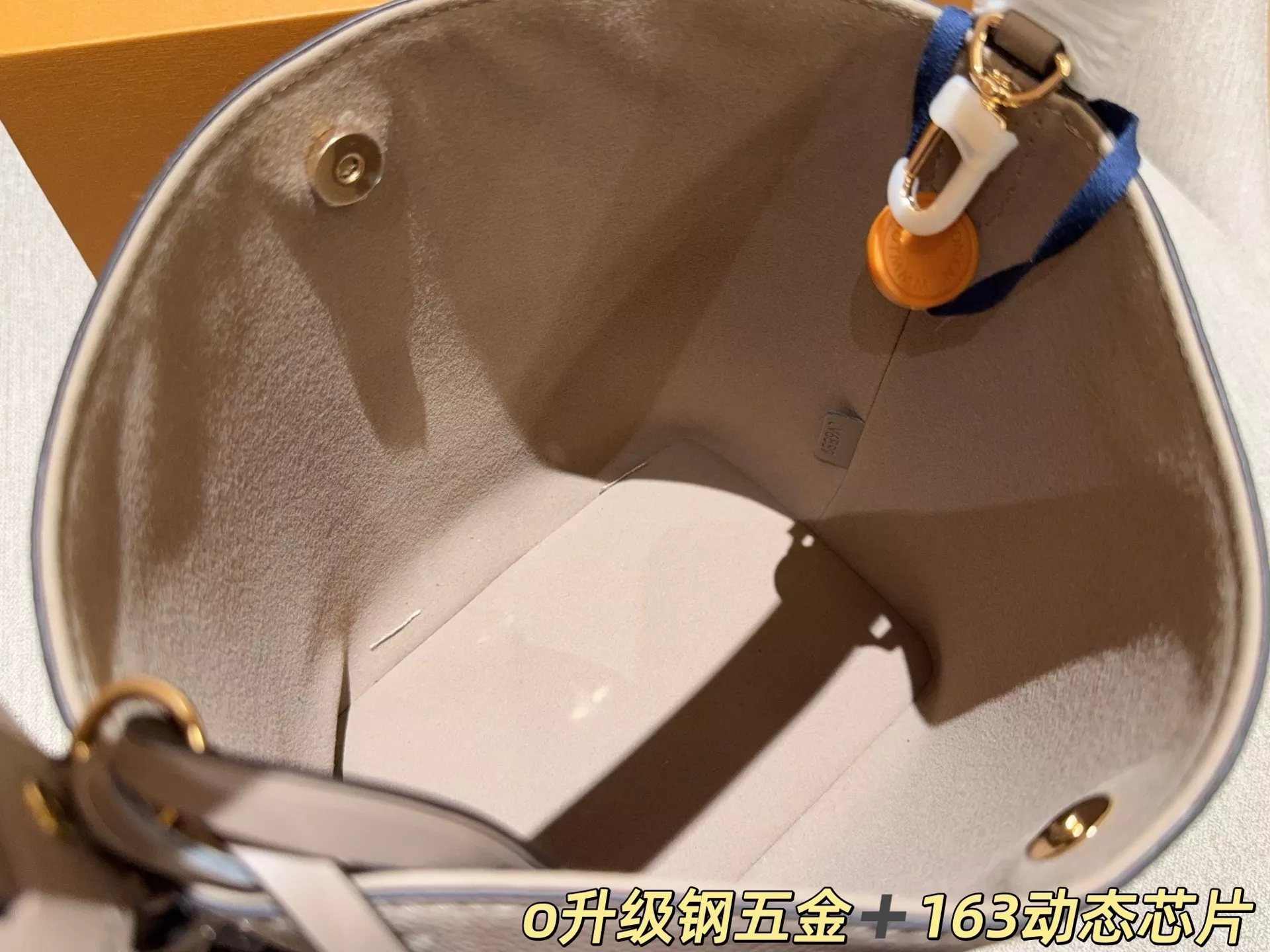 루이비통 압화 디테일 버킷 스타일 백 상세 이미지 9
