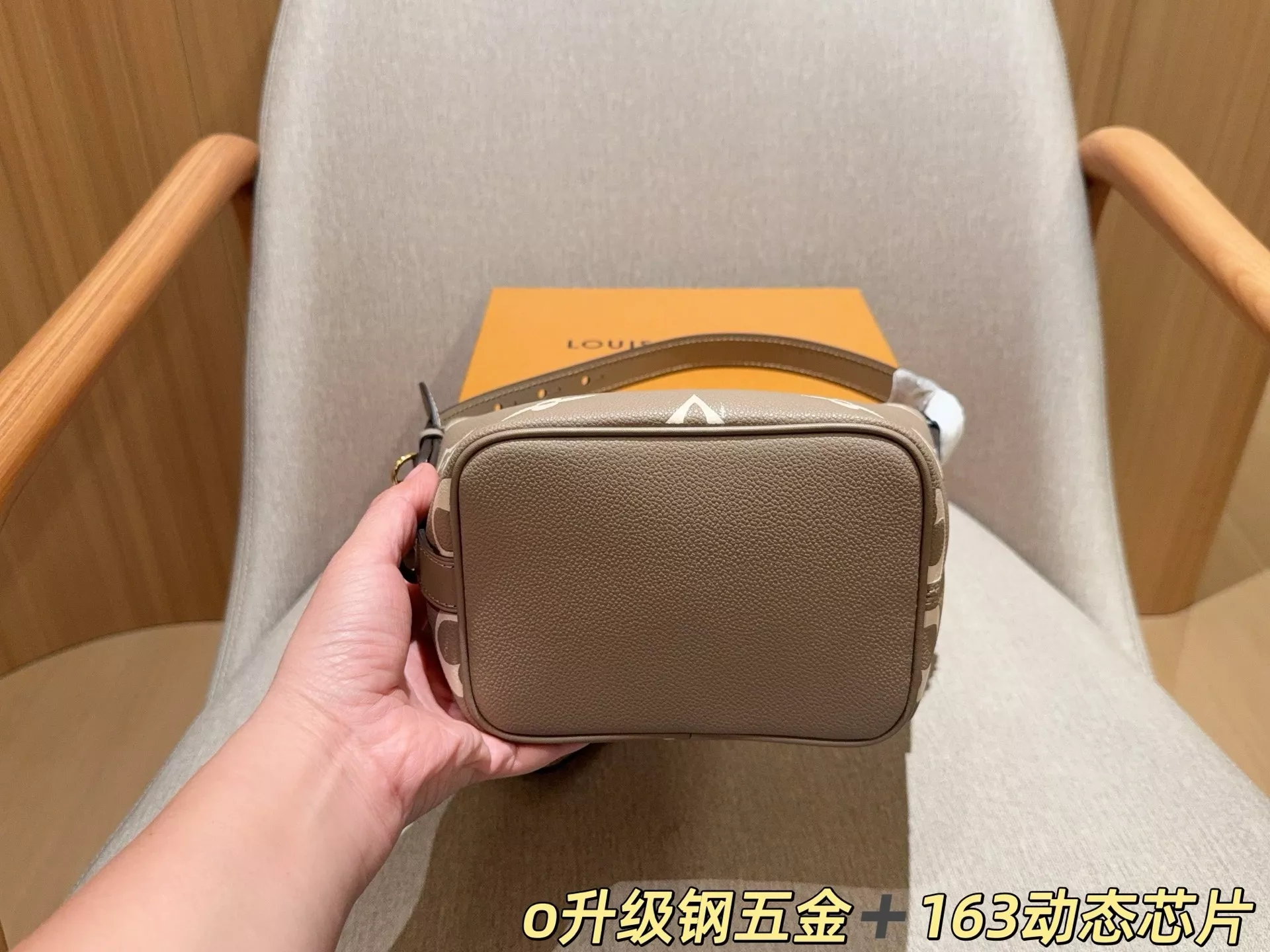 루이비통 압화 디테일 버킷 스타일 백 상세 이미지 7