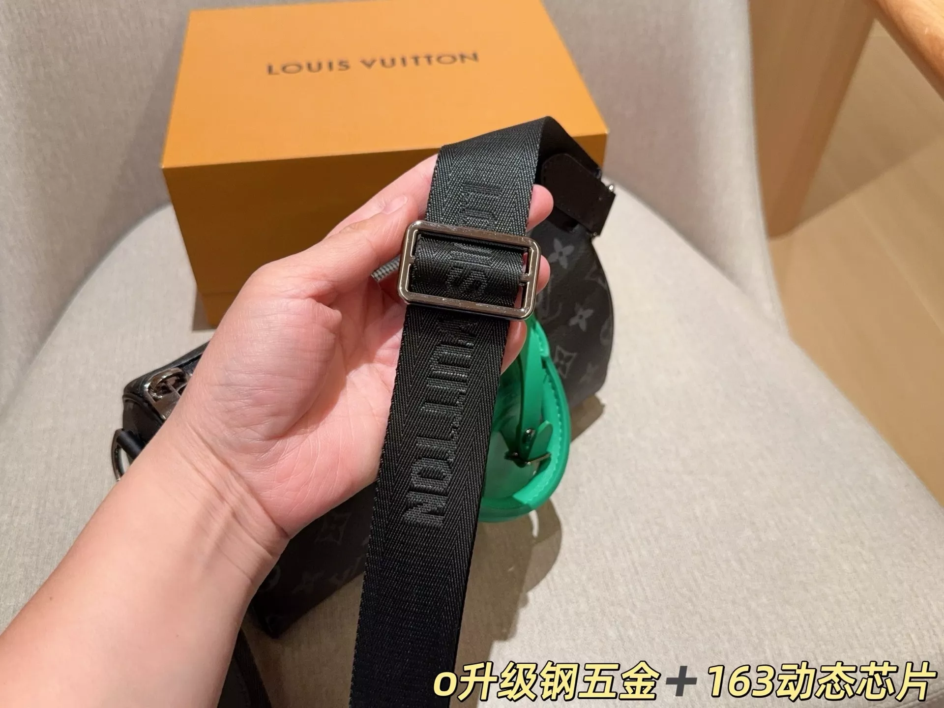 루이비통 모노그램 배색 원통형 스트랩백 상세 이미지 8