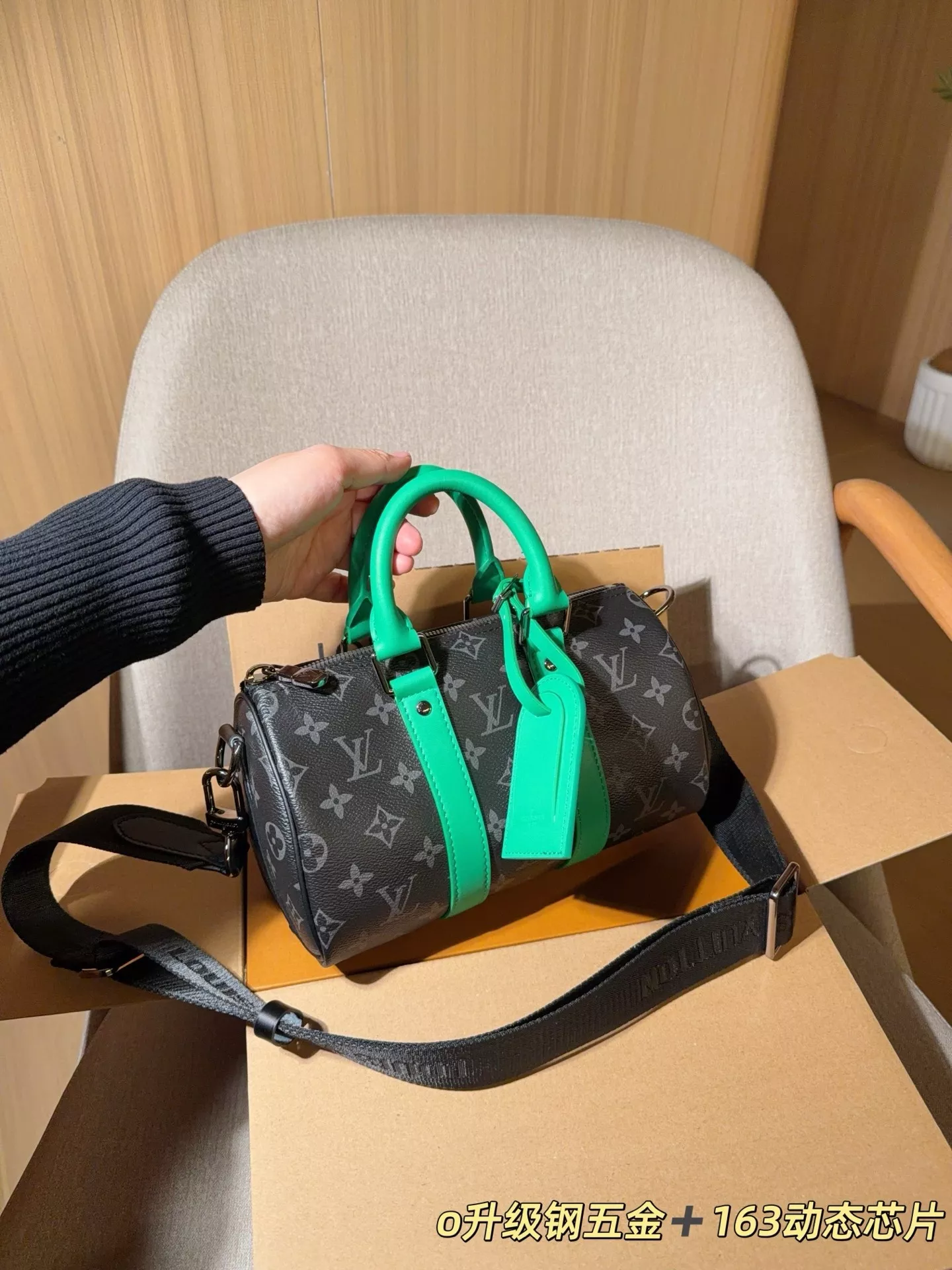 루이비통 모노그램 배색 원통형 스트랩백 상세 이미지 2