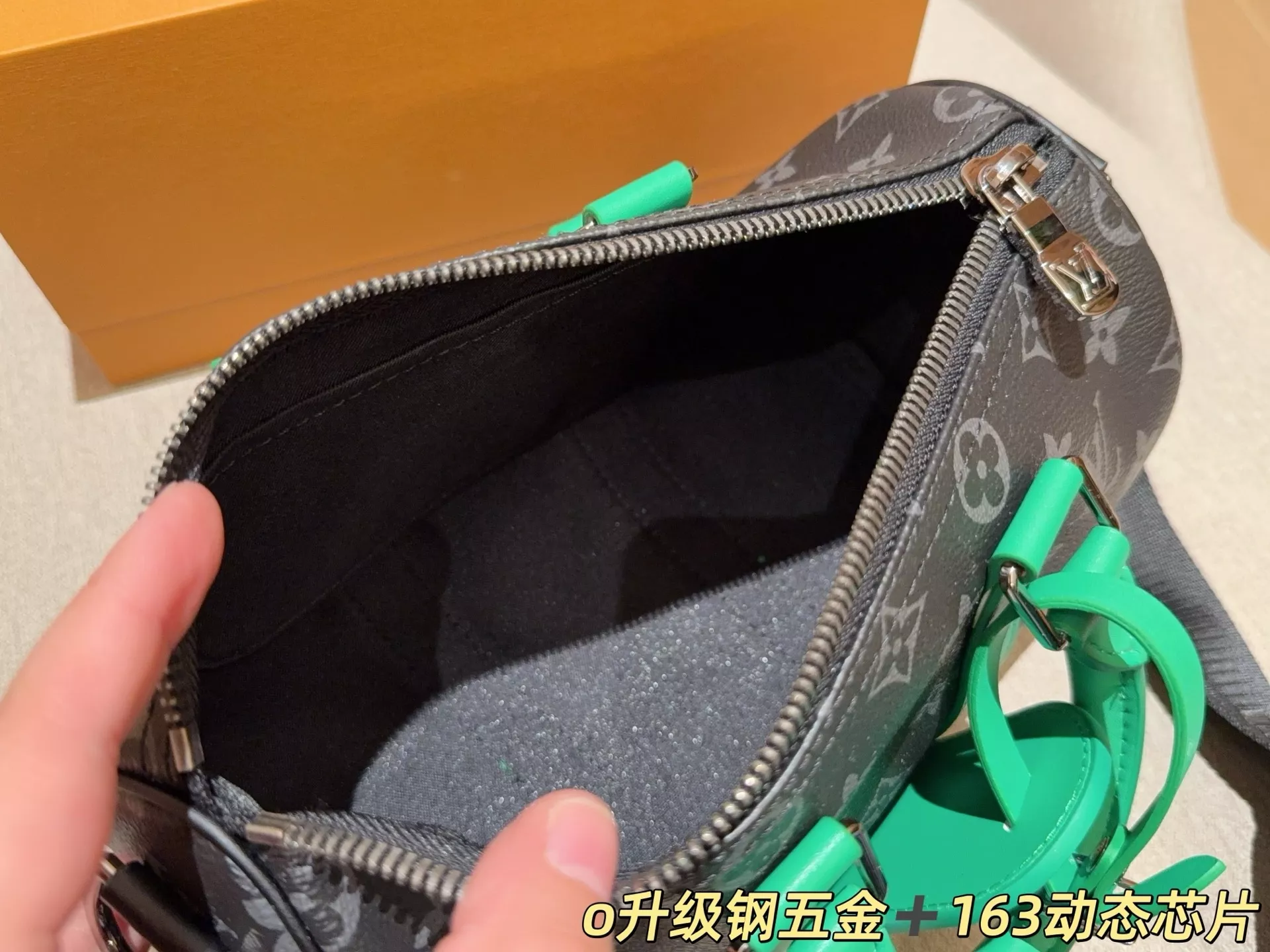 루이비통 모노그램 배색 원통형 스트랩백 상세 이미지 9