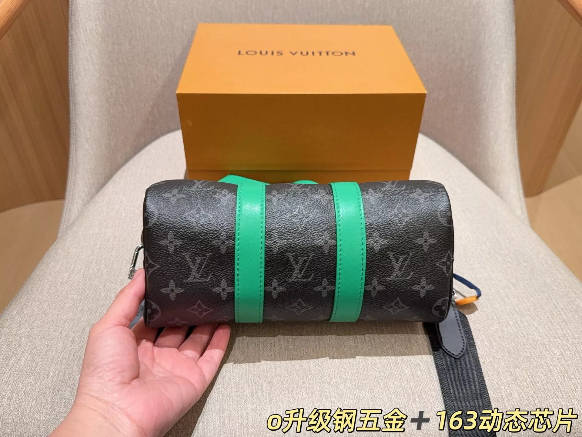 루이비통 모노그램 배색 원통형 스트랩백 상세 이미지 6