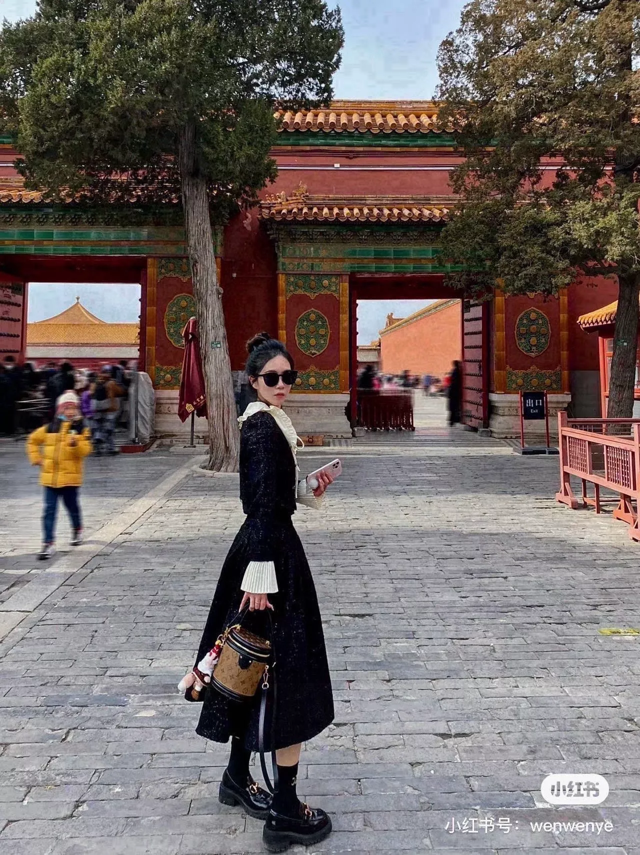 루이비통 모노그램 원통형 미니 체인백 상세 이미지 11