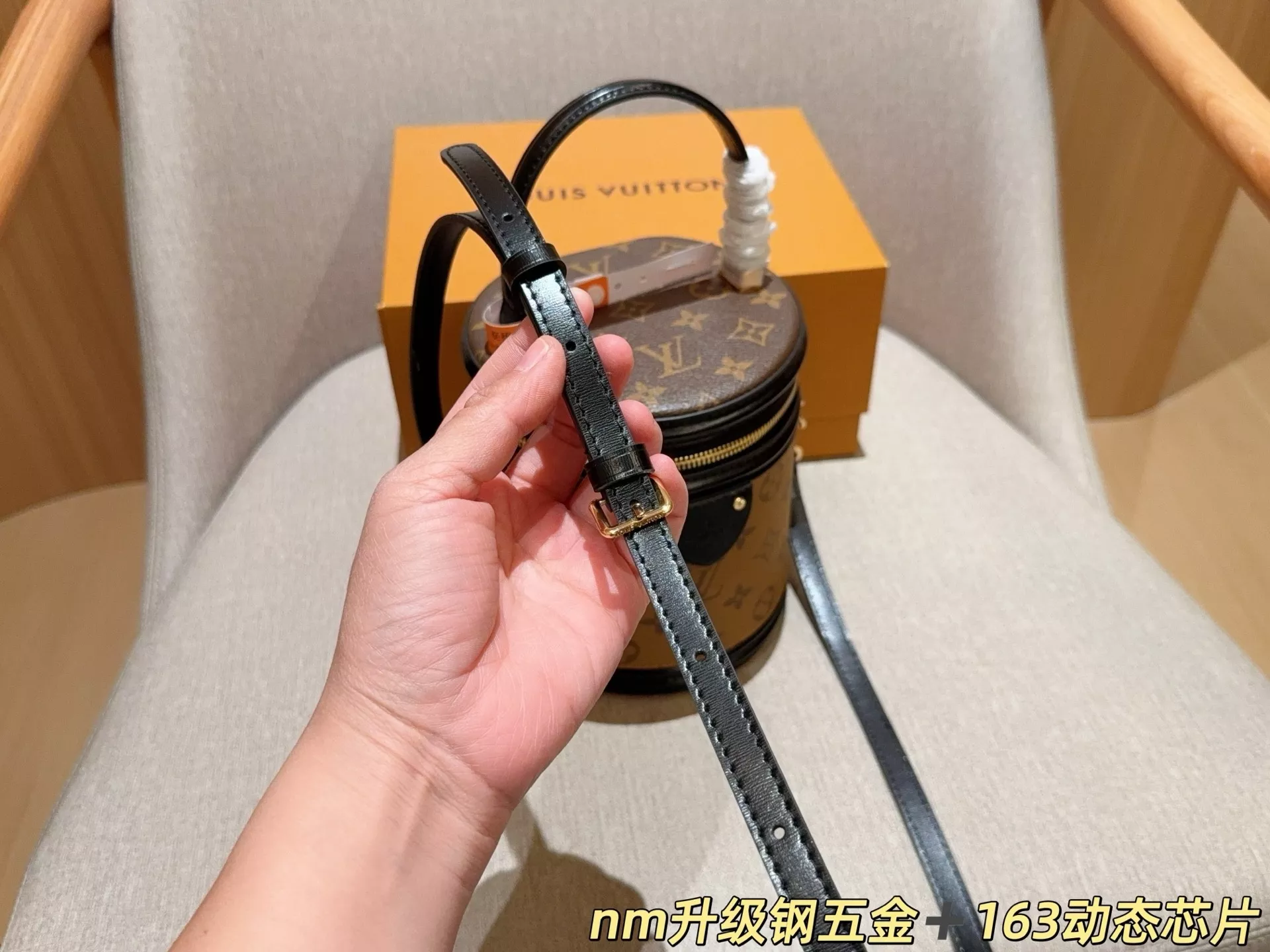 루이비통 모노그램 원통형 미니 체인백 상세 이미지 8