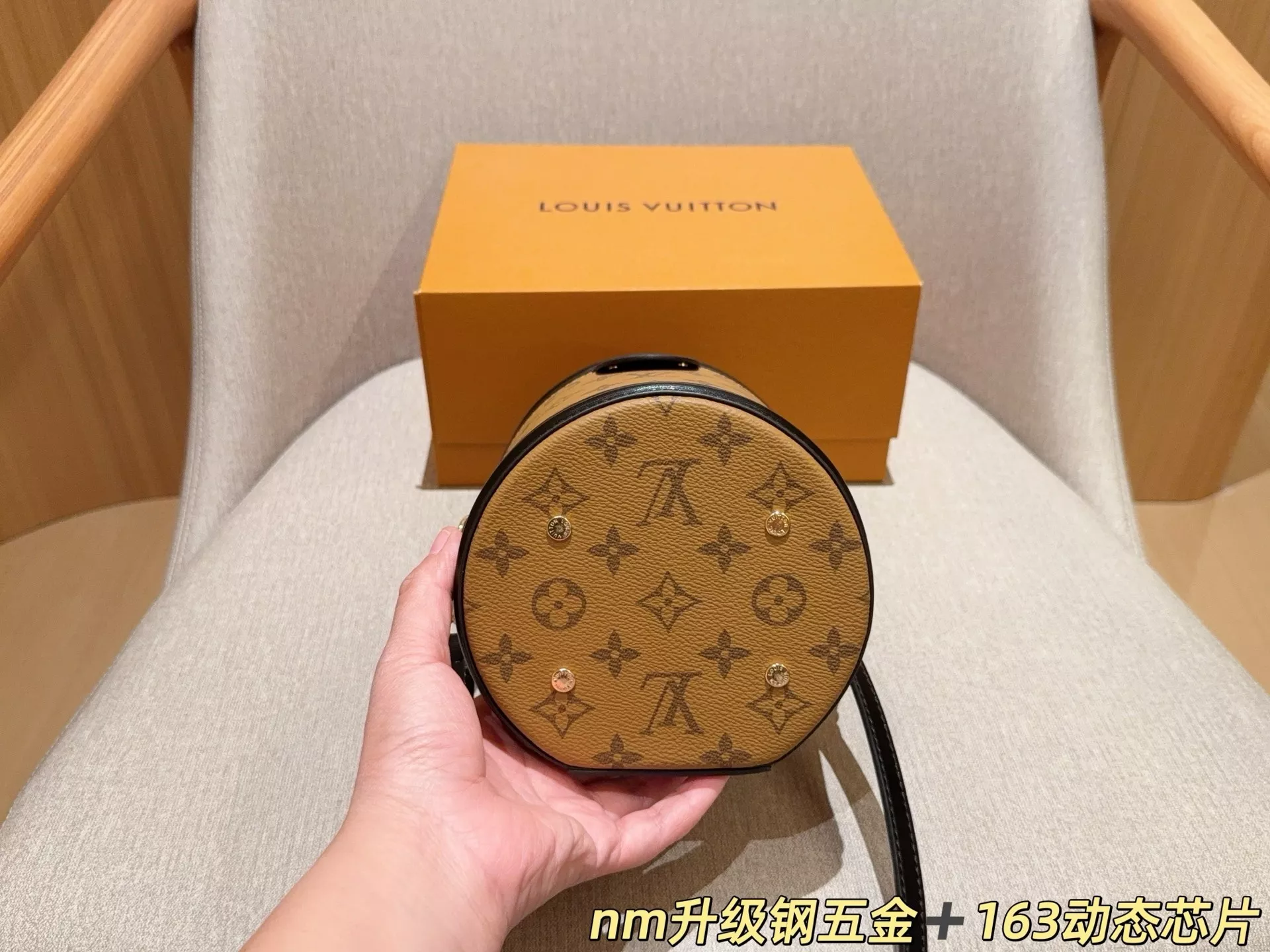 루이비통 모노그램 원통형 미니 체인백 상세 이미지 6