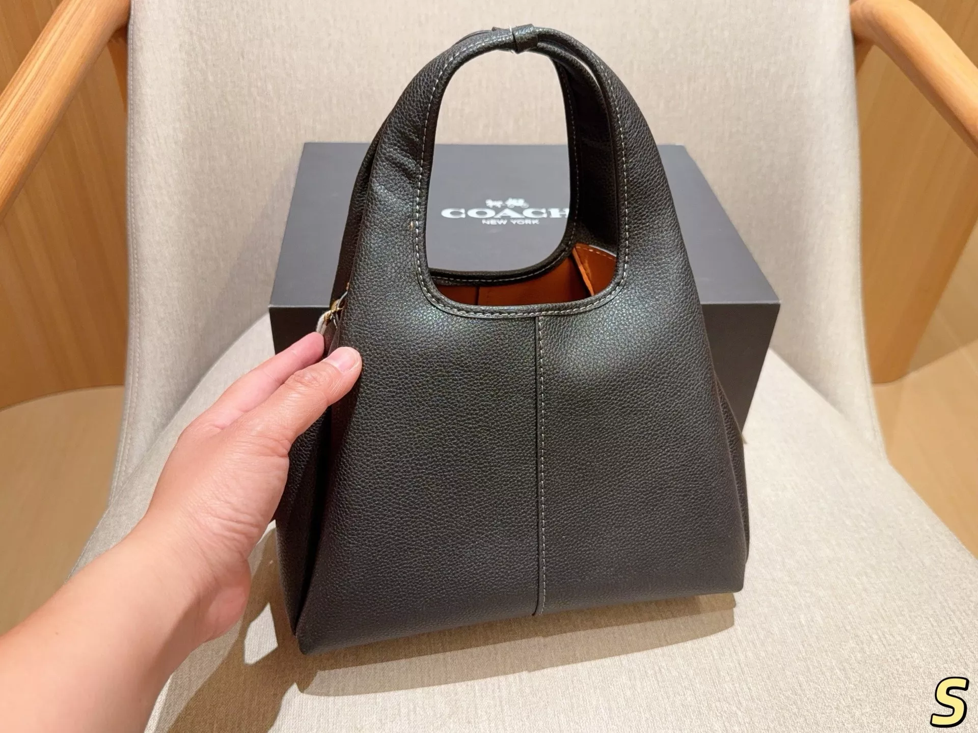 코치 라나 바스켓 스타일 핸드백 상세 이미지 4