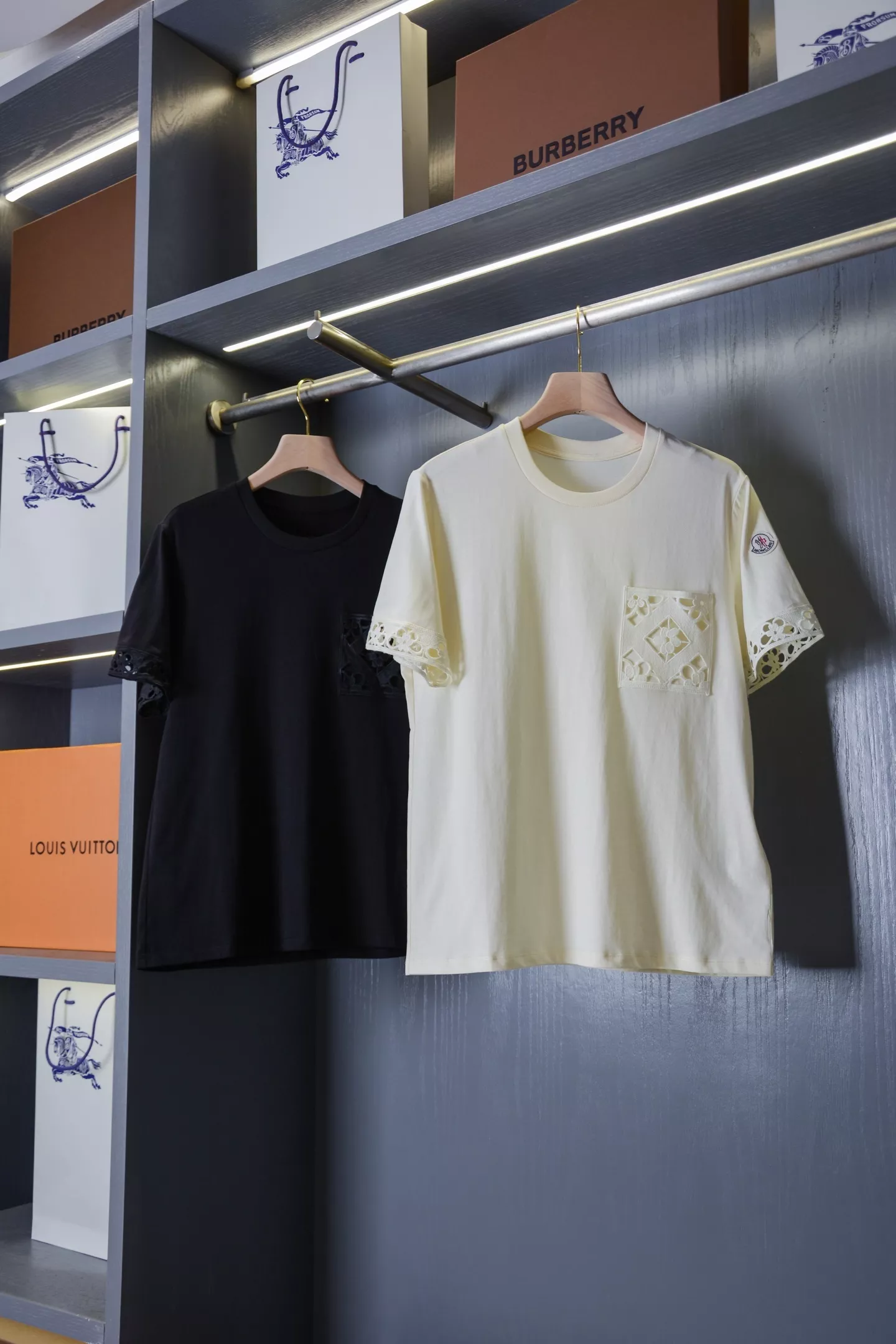 몽클레어 레이스 자수 포인트 반소매 탑 상세 이미지 1