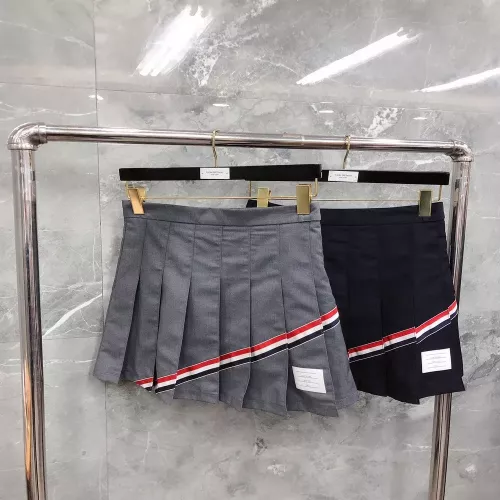 톰브라운 사선 배색 플리츠 스커트