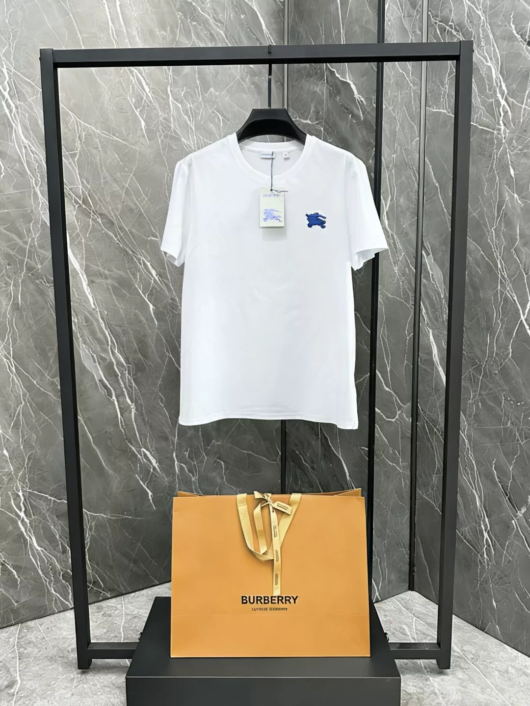버버리 전면 자수 전마 로고 티셔츠 상세 이미지 3