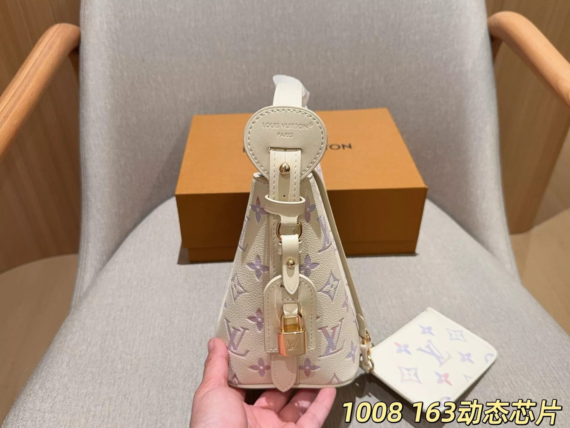 루이비통 올 인 비비 그라데이션 버킷 스타일 백 상세 이미지 5