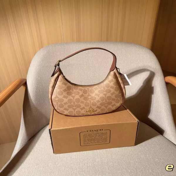 코치 카르멘 월아형 숄더 백