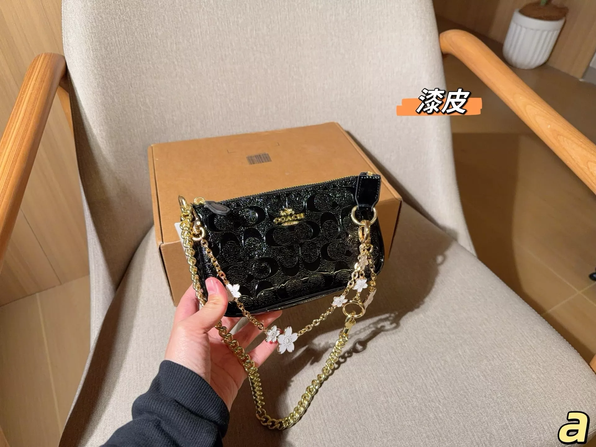 코치 에나멜 체인 숄더 미니백 상세 이미지 3
