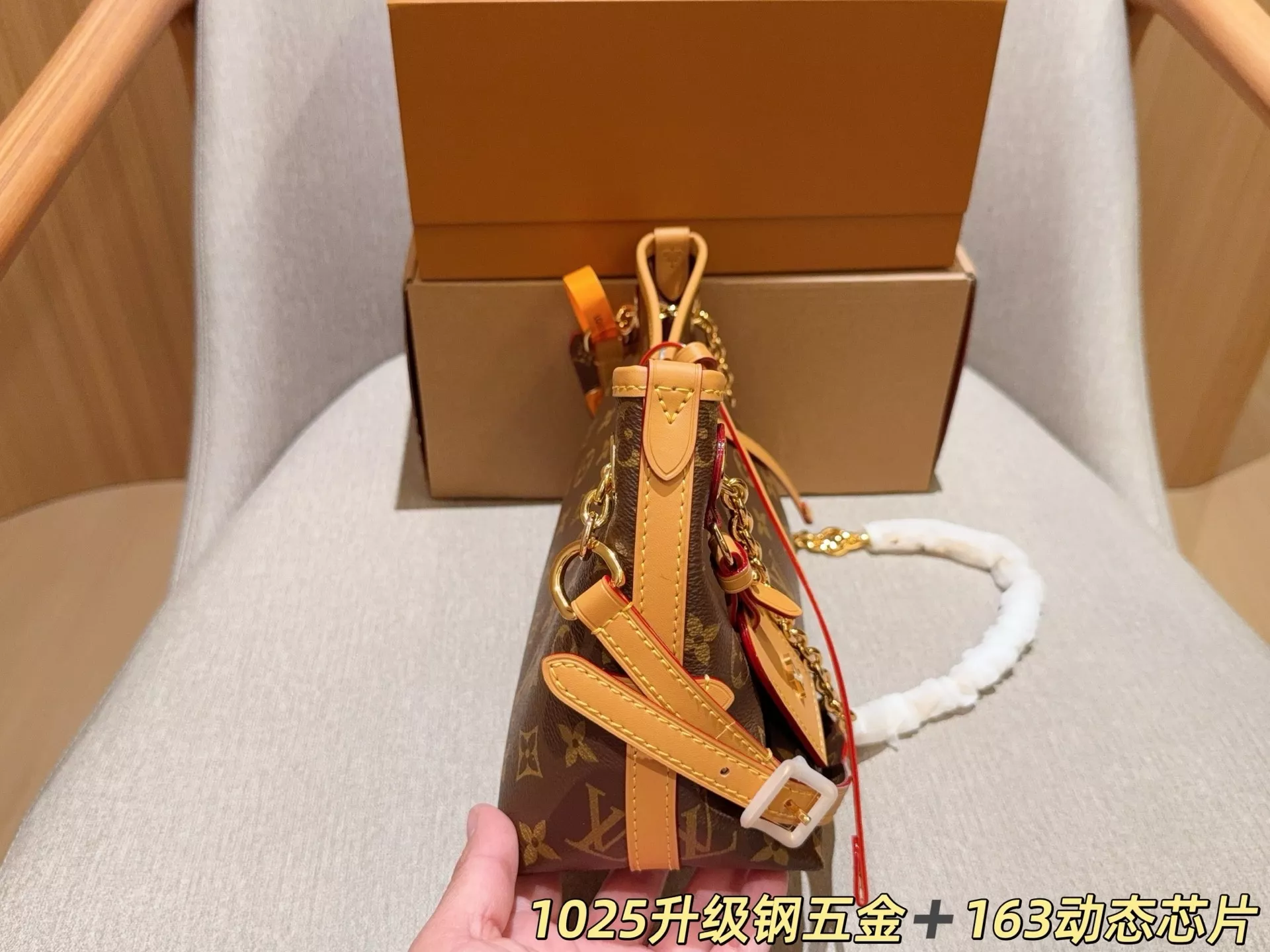루이비통 체인 장식 모노그램 숄더백 상세 이미지 5