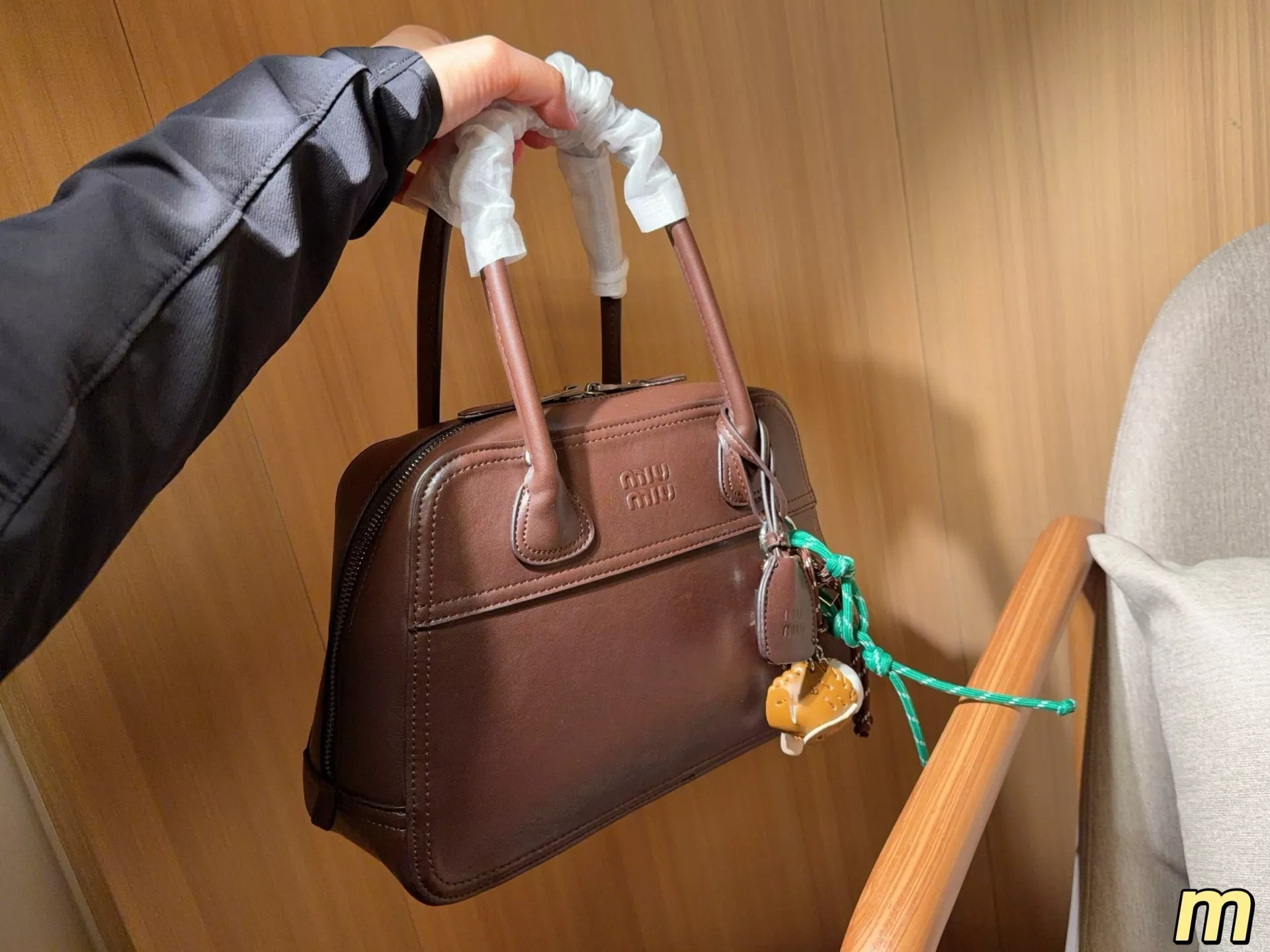 미우미우 비반트 볼링 핸드백 상세 이미지 27