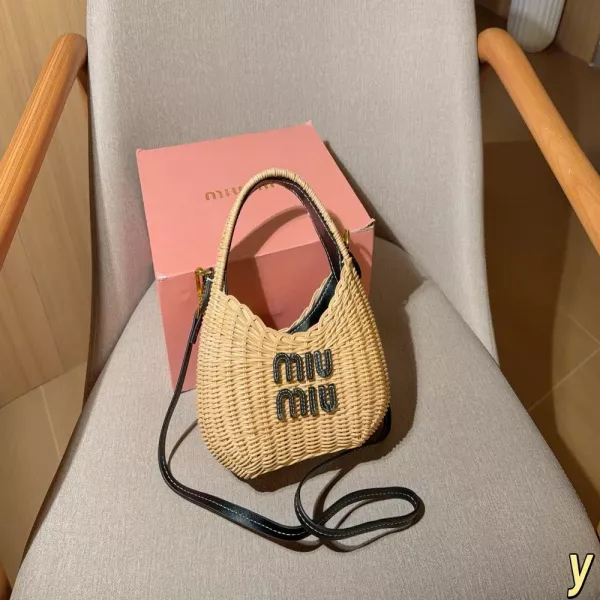 미우미우 라탄 위빙 배색 핸드백