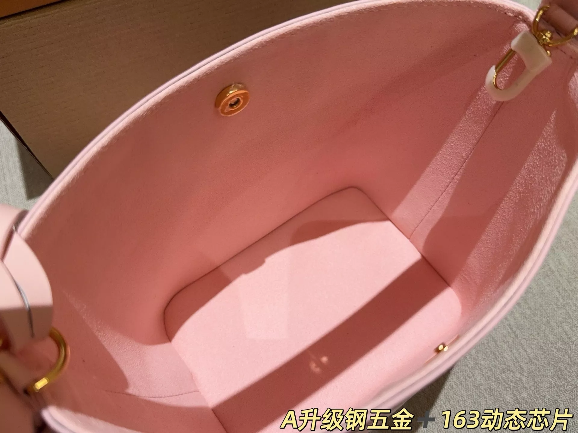 루이비통 올인 비비 엠보 버킷 스타일 백 상세 이미지 18