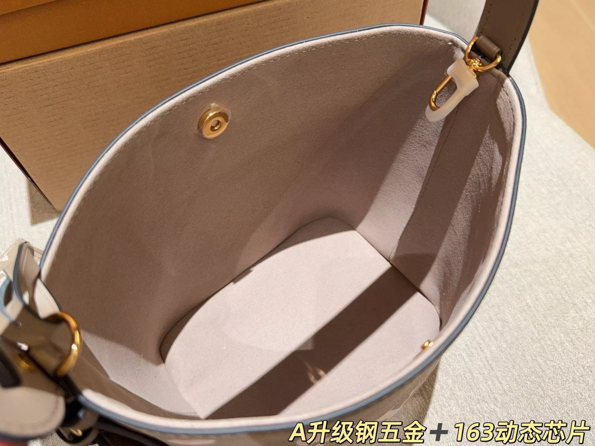 루이비통 올인 비비 엠보 버킷 스타일 백 상세 이미지 9