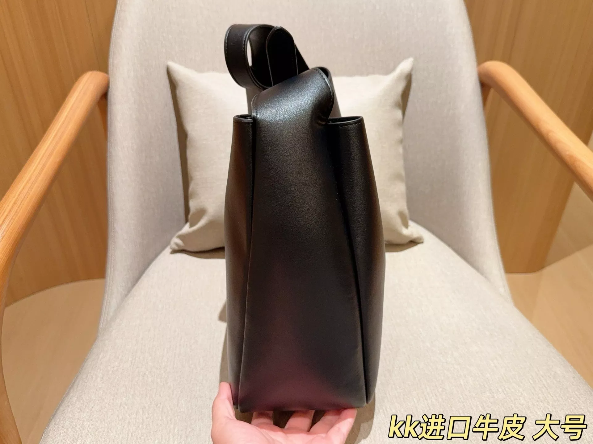 입생로랑 호보 스타일 숄더백 상세 이미지 5