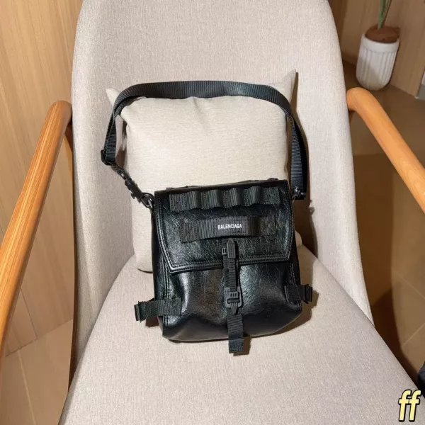 발렌시아가 기능성 포인트 우편가방 스타일 백