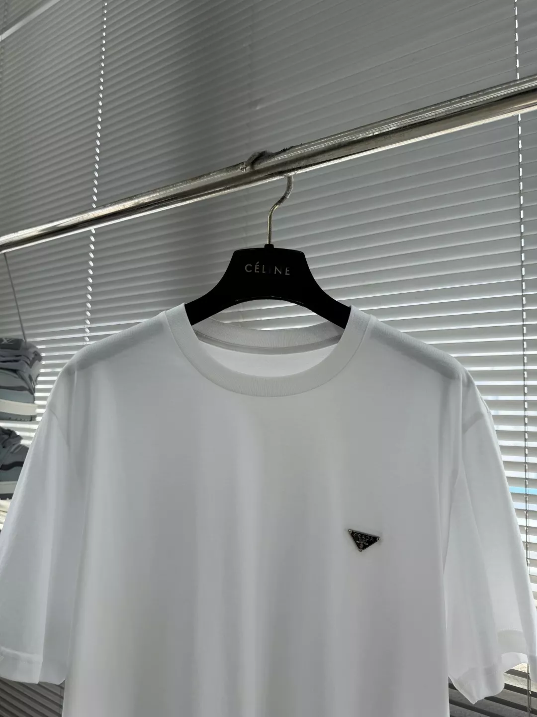 프라다 삼각 로고 포인트 코튼 티셔츠 상세 이미지 2