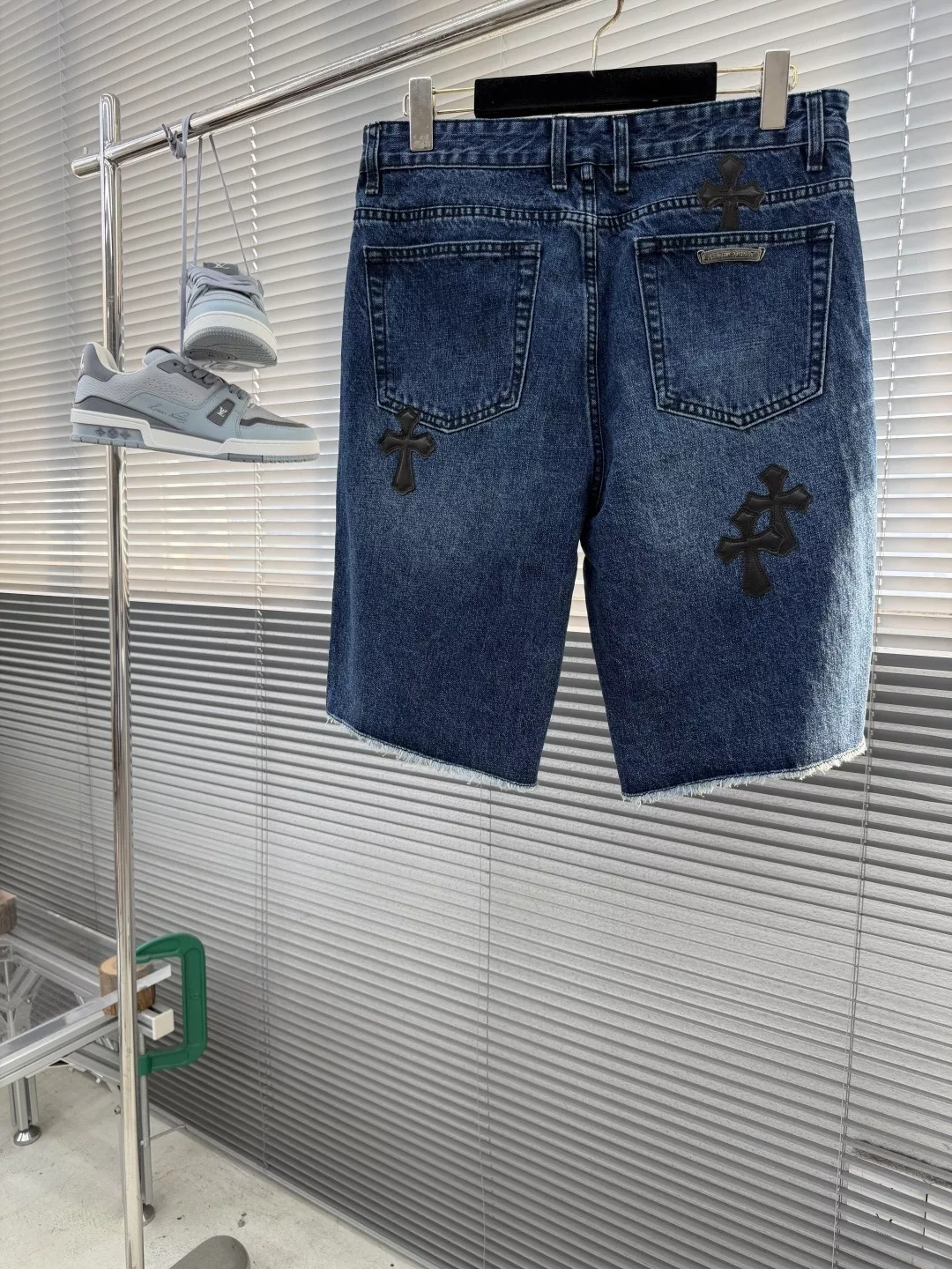 크롬하츠 크로스 패치 워싱 데님 하프 팬츠 상세 이미지 9