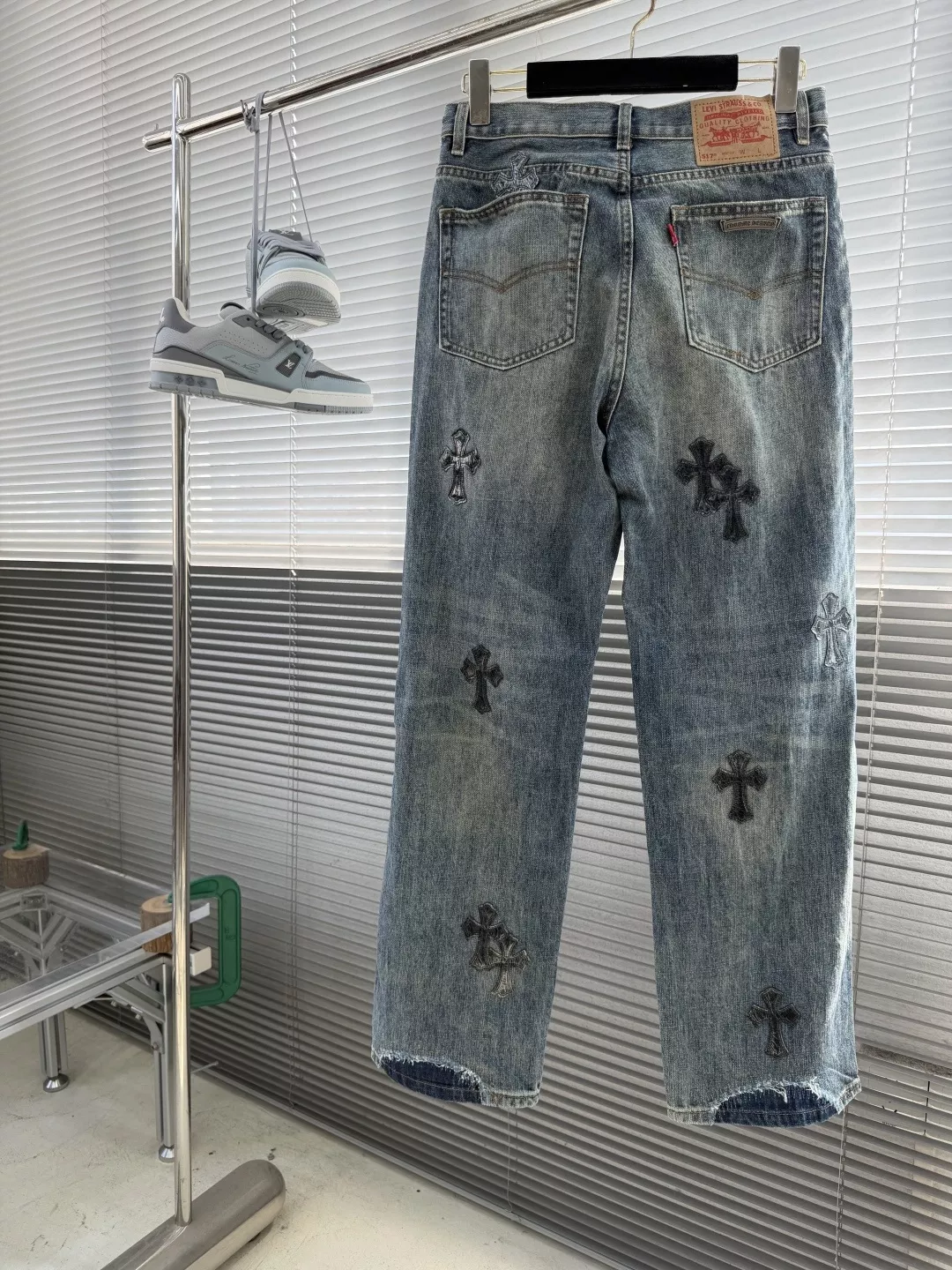 크롬하츠 십자 로고 워싱 데님 팬츠 상세 이미지 2
