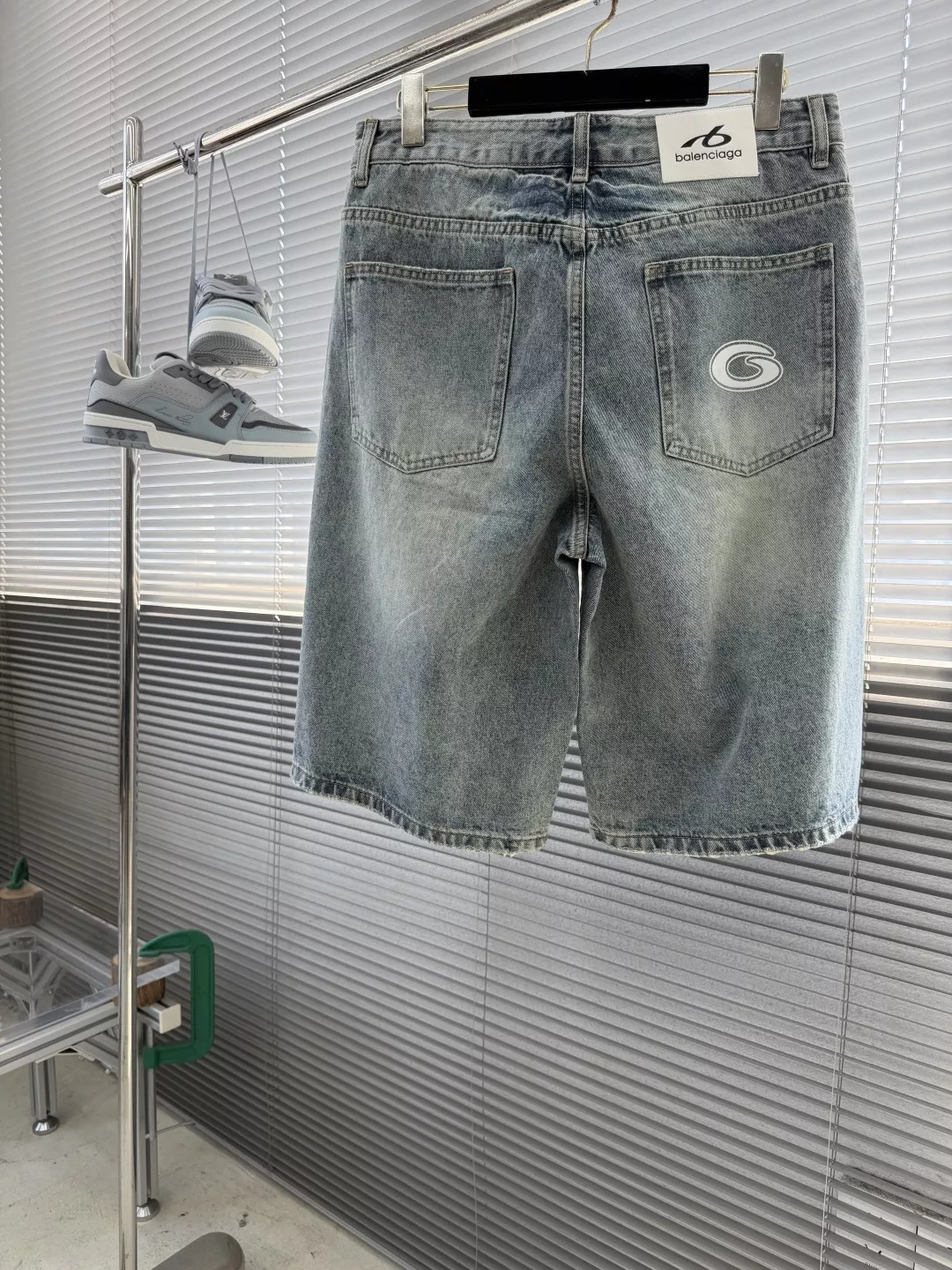 발렌시아가 옐로우 로고 워싱 데님 반바지 상세 이미지 3