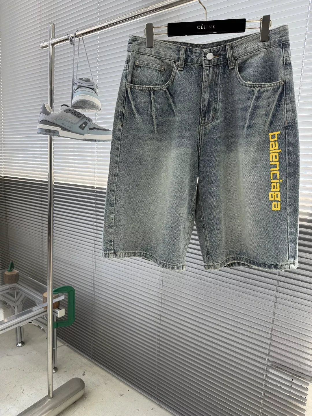 발렌시아가 옐로우 로고 워싱 데님 반바지 상세 이미지 1