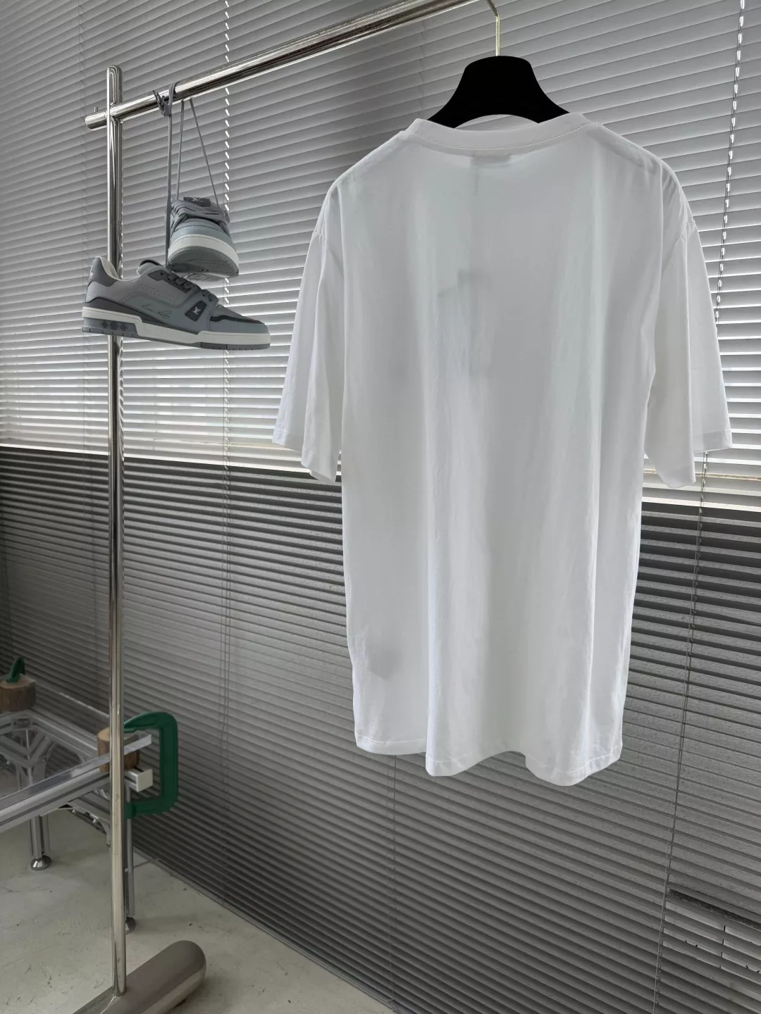 디올 벌 자수 포인트 코튼 반팔 티 상세 이미지 8
