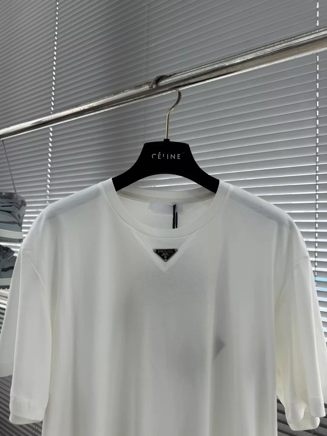 프라다 삼각 로고 오버핏 반소매 티셔츠 상세 이미지 2