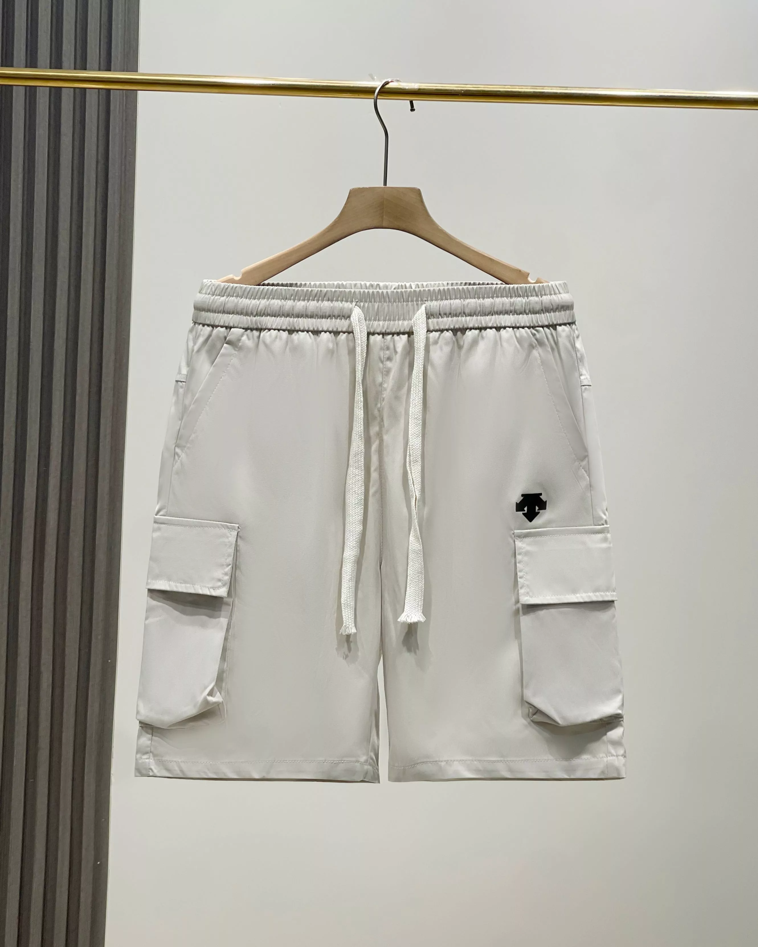 데상트 실리콘 로고 우븐 카고 반바지 상세 이미지 2