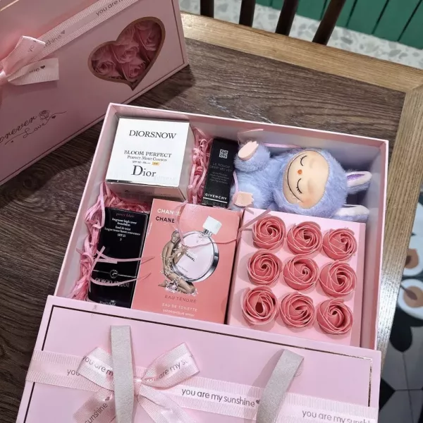 샤넬 핑크 로맨틱 뷰티 기프트 박스