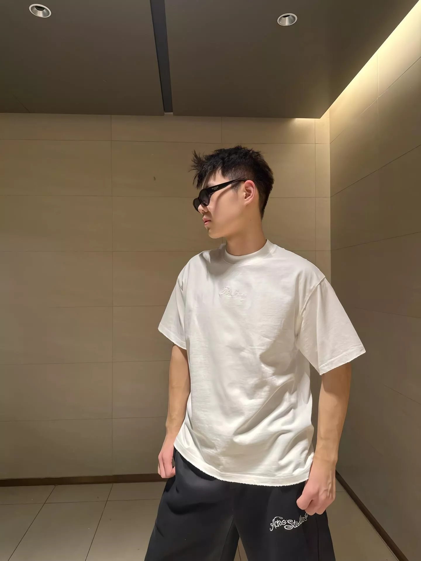 버버리 그라피티 로고 코튼 티셔츠 상세 이미지 15