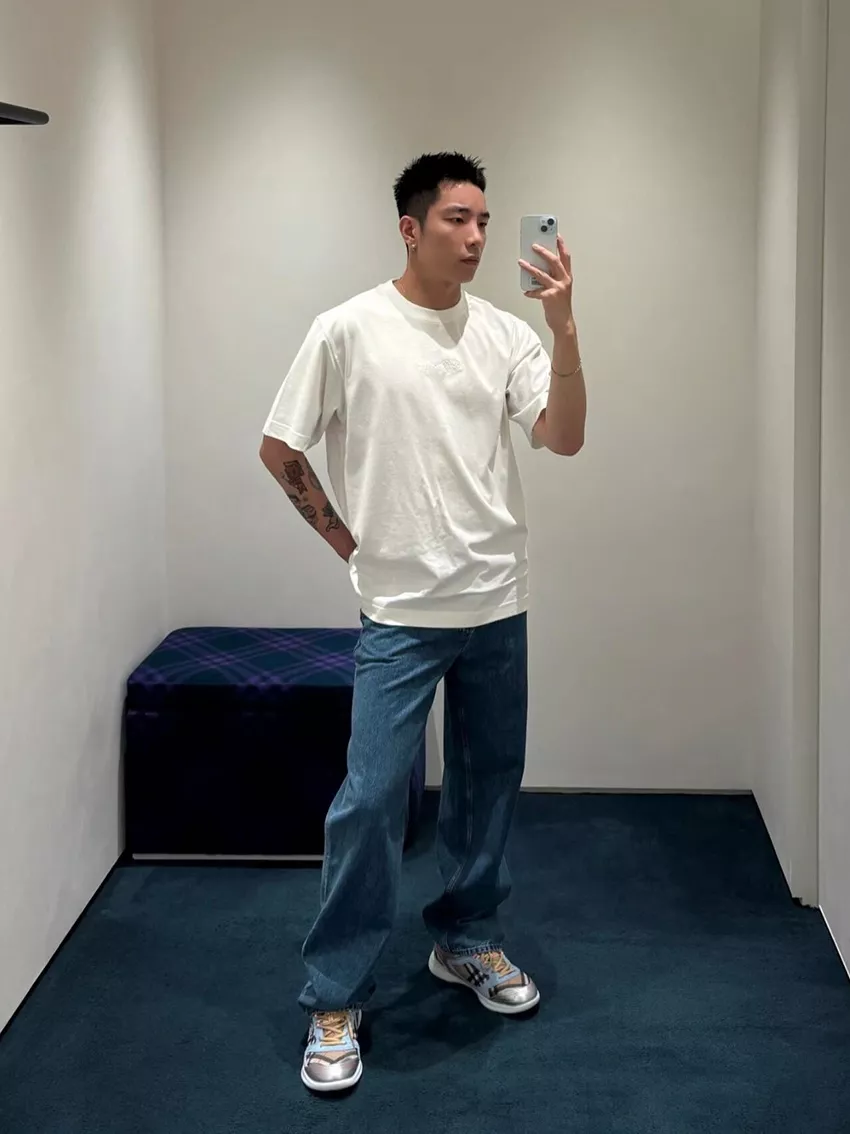 버버리 그라피티 로고 코튼 티셔츠 상세 이미지 11