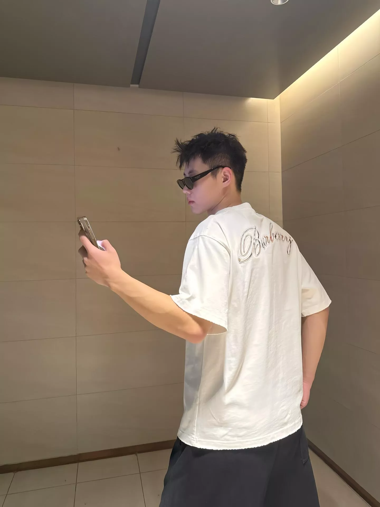 버버리 그라피티 로고 코튼 티셔츠 상세 이미지 16