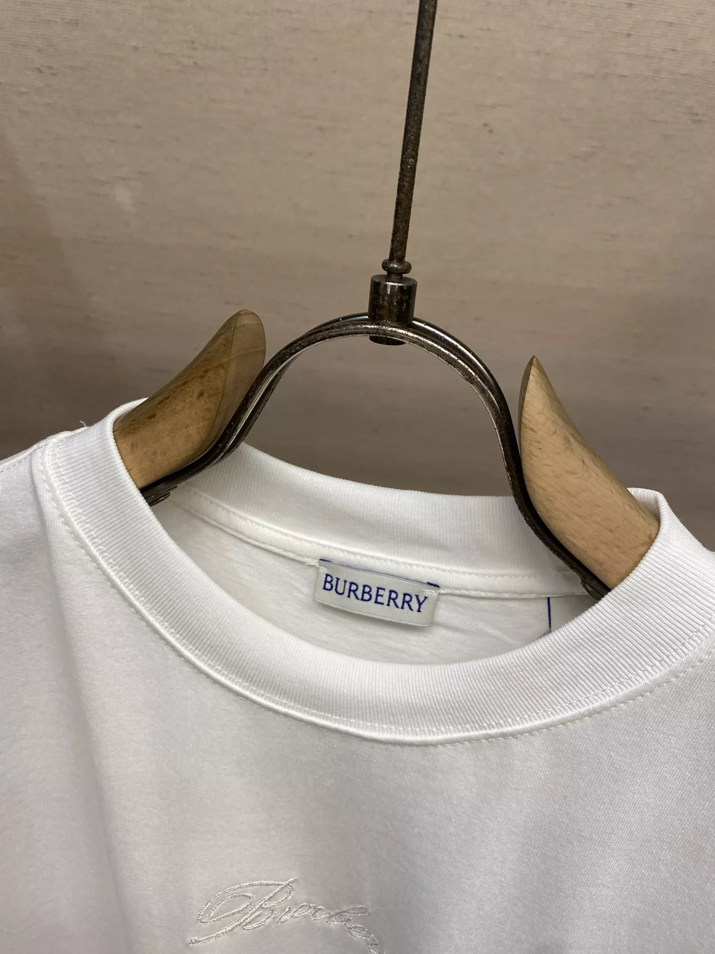 버버리 그라피티 로고 코튼 티셔츠 상세 이미지 3