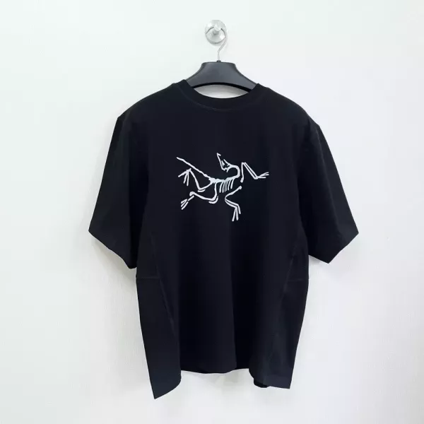 아크테릭스 그레이 프린트 라운드 반소매 티셔츠