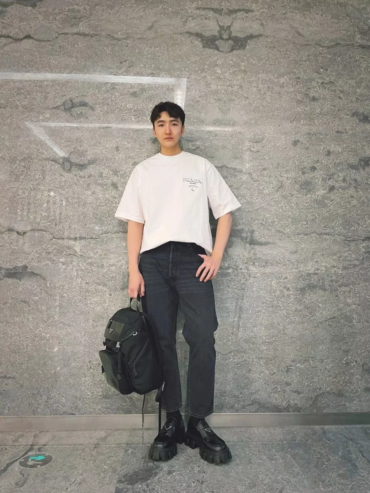 프라다 입체 로고 압막 반소매 티셔츠 상세 이미지 11