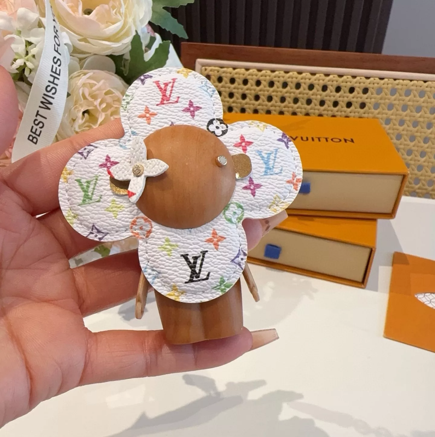 루이비통 비비안 태양꽃 키링 장식 상세 이미지 3