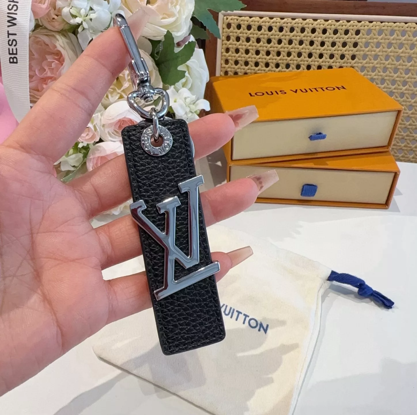 루이비통 오블리크 탭 가죽 키 장식 상세 이미지 3
