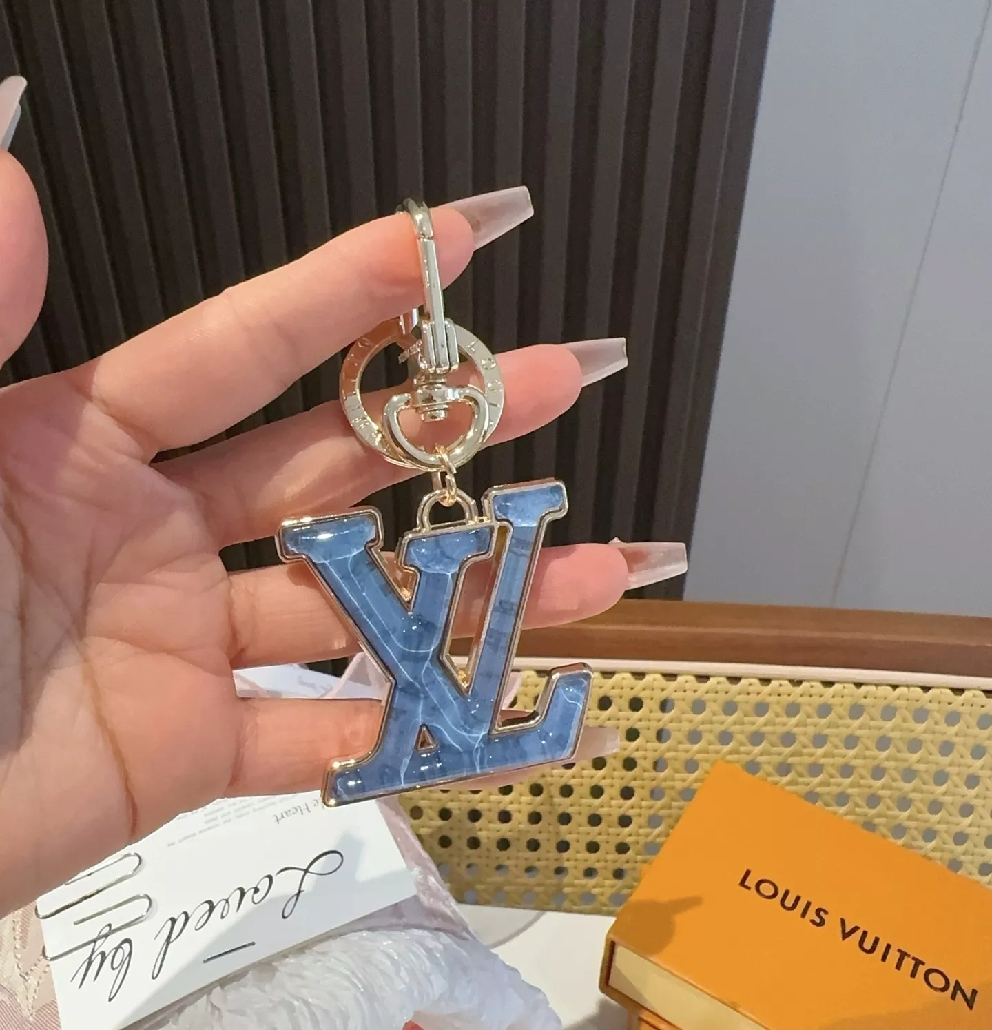 루이비통 글로스 LV 레터 키 참 상세 이미지 3