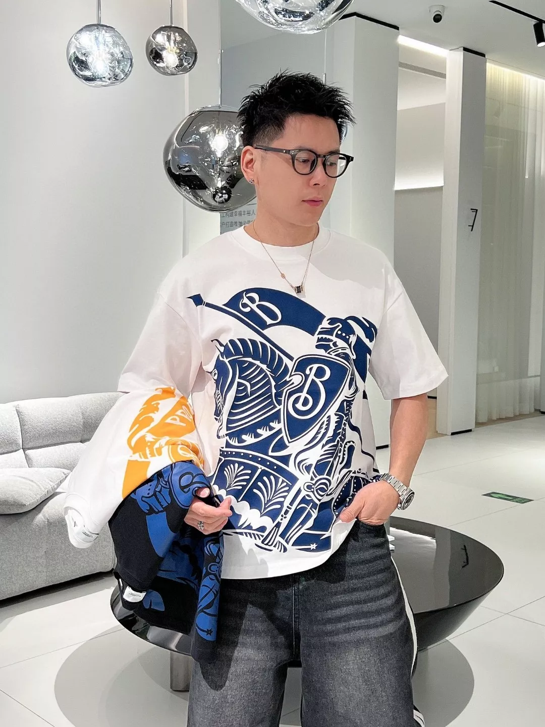 버버리 로열 나이트 그래픽 오버핏 반팔 상의 상세 이미지 24