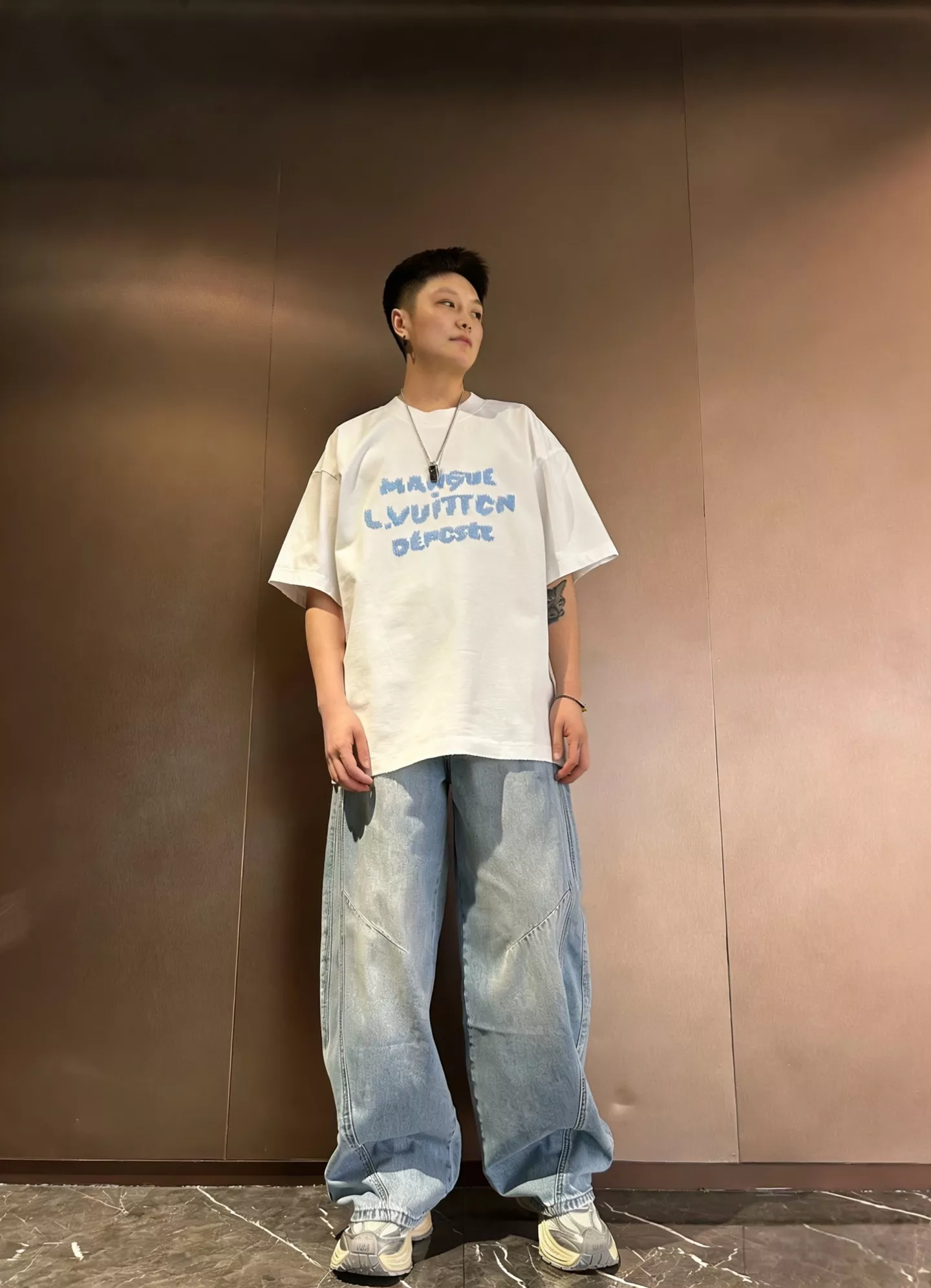 루이비통 슬로건 자수 반소매 상의 상세 이미지 20