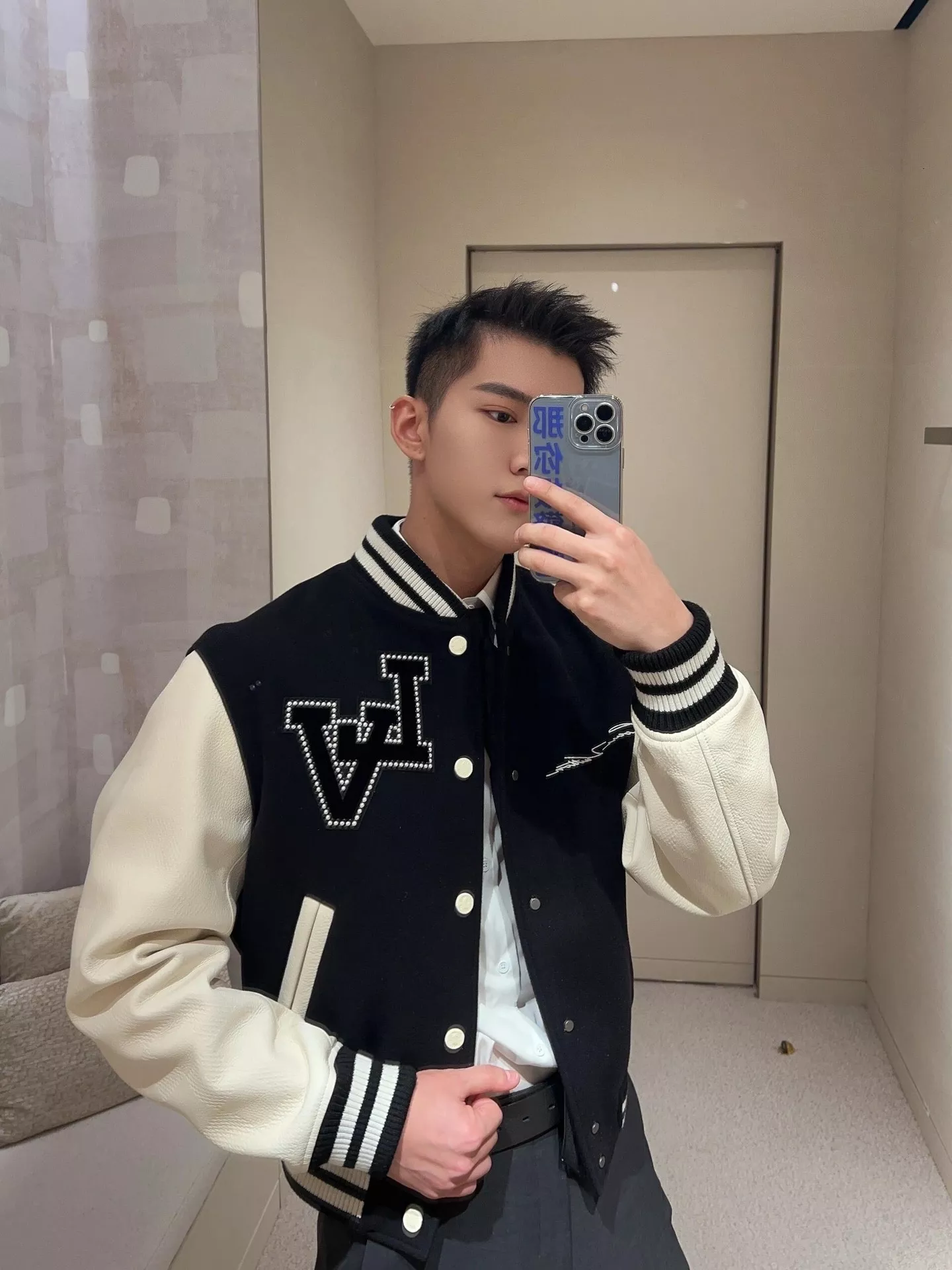 루이비통 로고 장식 배색 스타디움 재킷 상세 이미지 19